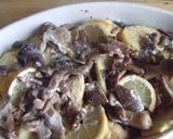 Foto del paso 5 de la receta: Horneado de pollo con patatas y setas al aroma de limón y alcaparras