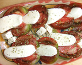 Foto del paso 2 de la receta: Ensalada de tomates negros con mozzarella y anchoas