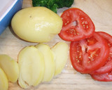 Foto del paso 1 de la receta: Gratinado de patatas, tomates y huevos con queso Maasdemer 