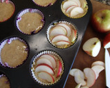 Foto del paso 3 de la receta: Bollitos integrales de manzana al aroma de lima