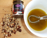 Foto del paso 2 de la receta: Ensalada de espinacas y zanahorias con aliño de avellanas