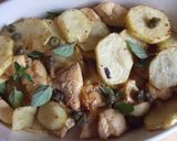Foto del paso 3 de la receta: Horneado de pollo con patatas y setas al aroma de limón y alcaparras