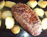 Foto del paso 4 de la receta: Rollo de ternera relleno con su salsa y patatas a la inglesa 