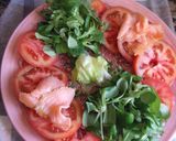 Foto del paso 1 de la receta: Tomates, salmón, aguacate, rúcula con crème fraîche 