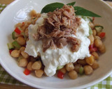 Foto del paso 3 de la receta: Ensalada de garbanzos y atún con su salsa