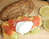 Foto del paso 3 de la receta: Bocadillo de salmón escocés con tortilla francesa de eneldo