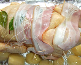 Foto del paso 2 de la receta: Pollo al horno con zumo de lima y bacon ahumado