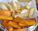 Foto del paso 1 de la receta: Bastones de patatas y batatas fritas con salsas
