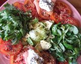 Foto del paso 3 de la receta: Tomates, salmón, aguacate, rúcula con crème fraîche 