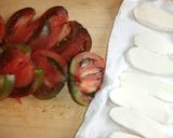Foto del paso 1 de la receta: Ensalada de tomates negros con mozzarella y anchoas