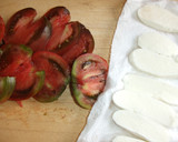 Foto del paso 1 de la receta: Ensalada de tomates negros con mozzarella y anchoas