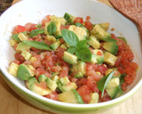 Foto del paso 3 de la receta: Pechuga de pollo al limón y orégano con tomate y aguacate, de dieta