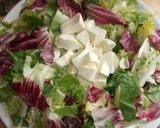 Foto del paso 1 de la receta: Ensalada rápida con mozzarella y huevos de codorniz y aceitunas