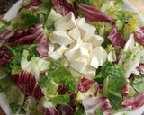 Foto del paso 1 de la receta: Ensalada rápida con mozzarella y huevos de codorniz y aceitunas