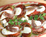 Foto del paso 3 de la receta: Ensalada de tomates negros con mozzarella y anchoas