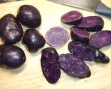 Foto del paso 2 de la receta: Muslos de pularda asados con patatas vitelotte
