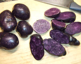 Foto del paso 2 de la receta: Muslos de pularda asados con patatas vitelotte