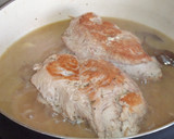 Foto del paso 4 de la receta: Rollitos de pavo rellenos al vino blanco