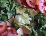 Foto del paso 2 de la receta: Tomates, salmón, aguacate, rúcula con crème fraîche 