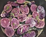 Foto del paso 3 de la receta: Muslos de pularda asados con patatas vitelotte