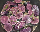 Foto del paso 3 de la receta: Muslos de pularda asados con patatas vitelotte