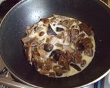 Foto del paso 4 de la receta: Horneado de pollo con patatas y setas al aroma de limón y alcaparras