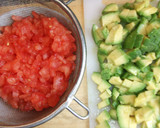 Foto del paso 2 de la receta: Pechuga de pollo al limón y orégano con tomate y aguacate, de dieta