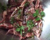 Foto del paso 1 de la receta: Chuletitas de cordero al ajillo al horno con tubérculos al orégano fresco 