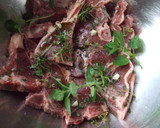 Foto del paso 1 de la receta: Chuletitas de cordero al ajillo al horno con tubérculos al orégano fresco 