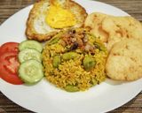 Foto langkah ke 3 dari resep Nasi goreng kunyit dengan ikan asin & petai.