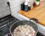 Foto langkah ke 2 dari resep Sup Bakso Jamur.