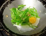 Foto langkah ke 2 dari resep Tumis Sawi Telur.