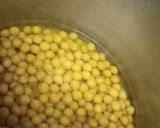 A picture of step 1 of White Peas Ragda Patties.