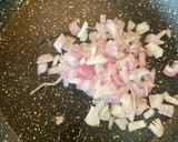 Foto del paso 4 de la receta: Arroz con nata, pollo y arándanos rojos