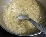 A picture of step 2 of Egg and onion noodles.