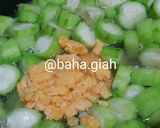 Foto langkah ke 3 dari resep Sup Ceker Oyong Telur Miesoa.