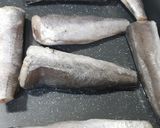 Foto del paso 1 de la receta: Colas de pescadilla al horno y espinacas con ajos