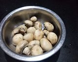 A picture of step 1 of Mushroom tikka.