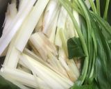 Hình bước làm 2 của món Gỏi rau muống gà xé phay