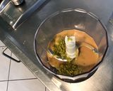 Une image de l'étape 3 de Sauce salade pimentée aux cornichons,moutarde et herbes aromatiques.