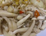 Foto langkah ke 4 dari resep Tumis jamur salju dan enoki.