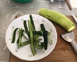 Foto del passaggio 2 della ricetta Mezzi paccheri ondulati con crema di zucchine, crema di gorgonzola e buccia di zucchine fritta