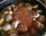 Foto del paso 2 de la receta: Chorizo a la Pomarola con Papas