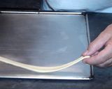 Foto del paso 8 de la receta: Grisines (palitos con escamas de sal)