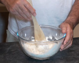 Foto del paso 4 de la receta: Grisines (palitos con escamas de sal)