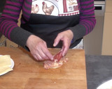 Foto del paso 2 de la receta: Rollitos de pollo con jamón y queso