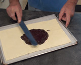 Foto del paso 3 de la receta: Coca de hojaldre rellena de chocolate