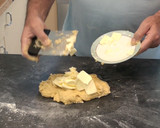 Foto del paso 3 de la receta: Coca de brioche con nueces y pasas