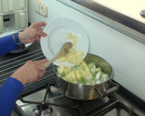Foto del paso 1 de la receta: Crema de puerros y manzana
