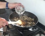 Foto del paso 4 de la receta: Calamares en su tinta